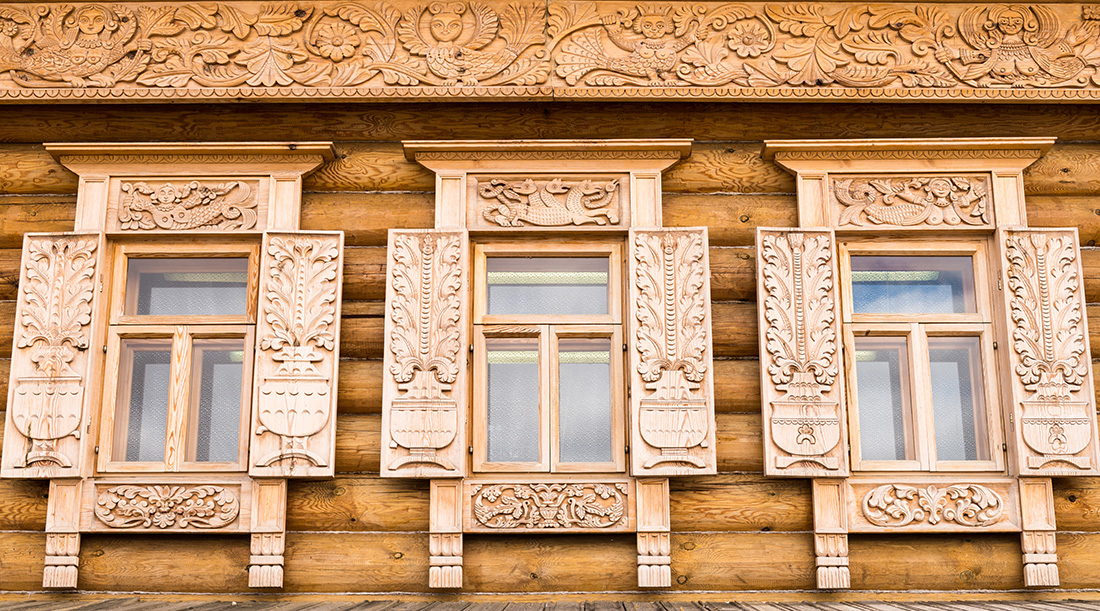Резные деревянные наличники на окна – купить в Москве в мастерской «Резное Дело»
