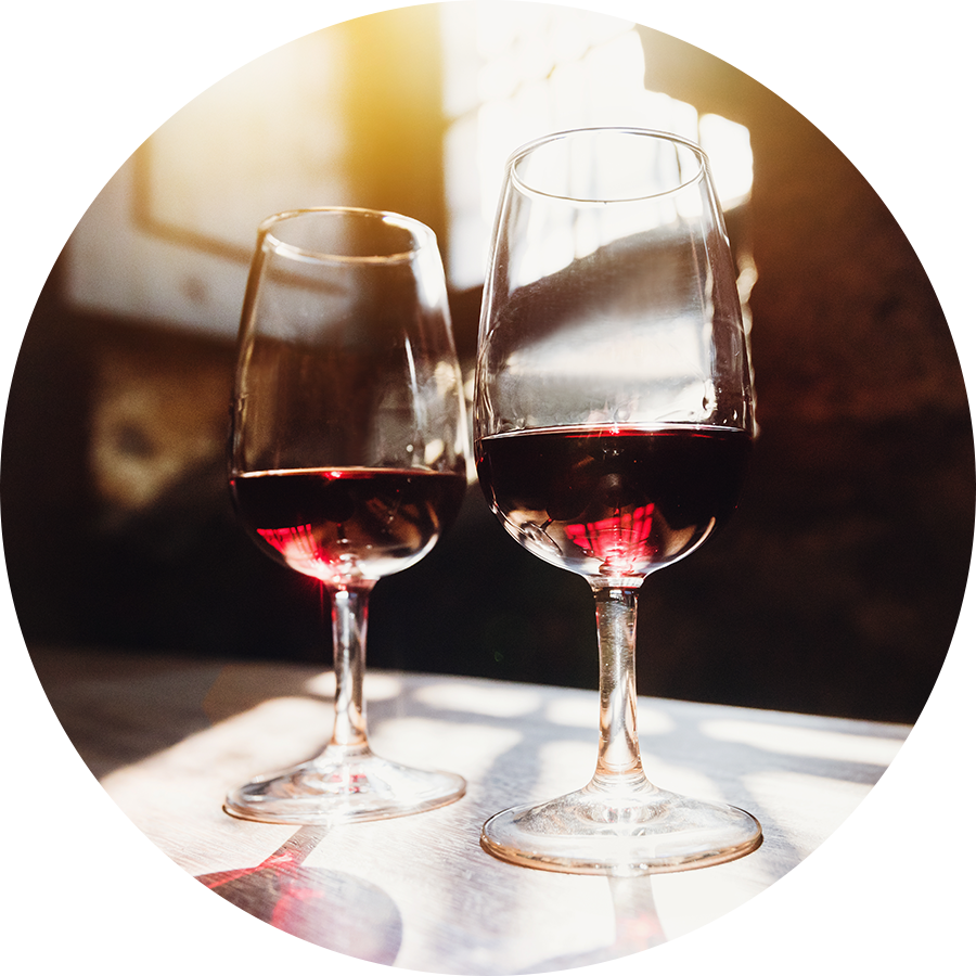 Бокал с вином. Два бокала с вином. Фужеры с вином стукаются. Красивые бокалы для вина. Пара бокалов вина